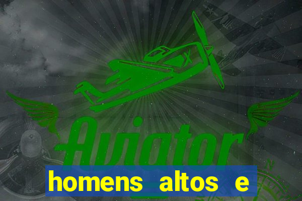 homens altos e magros pelados